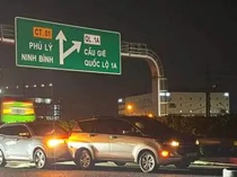 Vỏ lốp ô tô nằm giữa cao tốc, 3 phương tiện va chạm liên hoàn