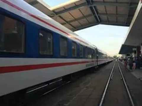 Tàu Bắc - Nam dừng khẩn cấp cứu hành khách