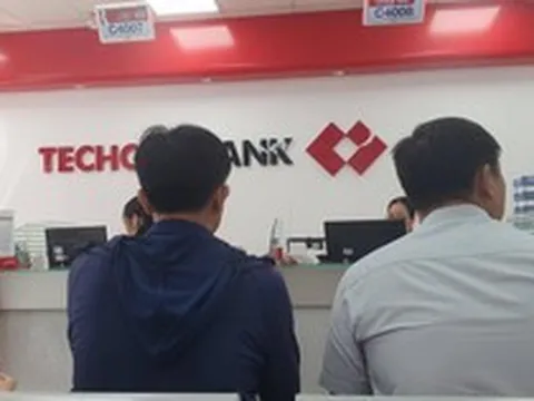 Người dân tăng gửi tiền vào ngân hàng