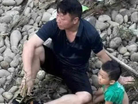 Phó Chủ nhiệm Ủy ban Kiểm tra Đảng ủy xã cứu cháu bé giữa dòng nước xiết