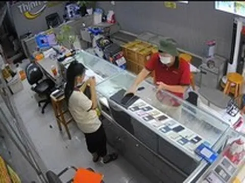 Vụ cướp táo tợn tại tiệm điện thoại: Gia đình đưa Huỳnh Tấn Huỳnh SN 1998 đến đầu thú, giao nộp 2 iPhone 16 Pro Max
