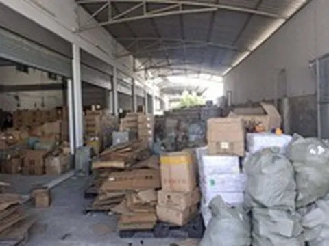 1 trung tướng chỉ huy cuộc đột kích, phát hiện đường dây nhập lậu dầu gội và sữa rửa mặt giả, tịch thu gần 120.000 sản phẩm