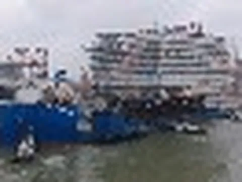 Phát hiện tàu dài 213 mét, nặng 66.000 tấn di chuyển ngoài khơi, lắp thần tốc 7 tầng thép 25.000 tấn trên 8 cọc móng ngoài biển, hoàn hành nhiệm vụ quan trọng trong 7 tiếng