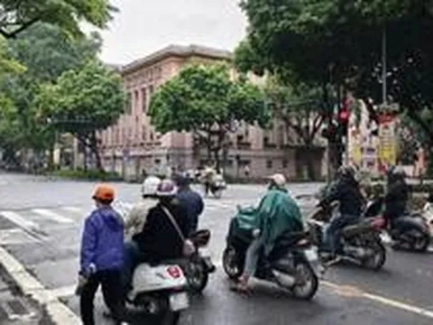 Người đi xe máy khi dừng đèn đỏ có được sử dụng điện thoại không? Cơ quan công an giải đáp