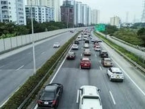 Vì sao Cục CSGT đề xuất dùng làn sát dải phân cách giữa trên cao tốc để vượt xe?