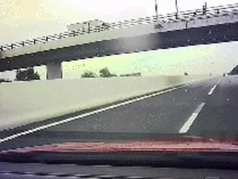 Clip: Ô tô đi trên cao tốc bị “vật thể lạ” rơi đập vỡ kính