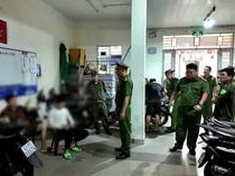 Gần 150 cán bộ, chiến sĩ đồng loạt ra quân kiểm tra 9 block chung cư lúc 5 giờ sáng