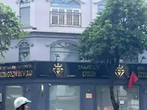 Tiệm kim cương đến hẹn mở hàng: Cửa đóng kín, bảng hiệu không bật, bên trong tối om