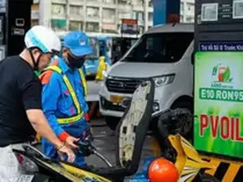 Đầu mối xăng dầu lãi lớn: Do điều hành giá có lợi cho doanh nghiệp?