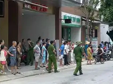 Cháy căn hộ tầng 12 chung cư, nhiều người hốt hoảng tháo chạy