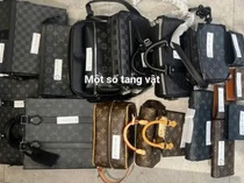 Phát hiện cửa hàng bày bán 9 sản phẩm mang nhãn hiệu Louis Vuitton và 5 sản phẩm mang nhãn hiệu Gucci, 2 chủ shop SN 2004 ở Hà Nội bị công an điều tra