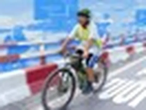 “Bị ném đá dữ dội” vì cho con nhỏ đạp xe 1.200 km xuyên Việt một mình