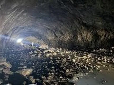 Khối đá lớn đổ sập, hầm duy nhất Việt Nam trải bê tông nhựa toàn bộ lóe sáng, 1.500 người hò reo vì thành công lớn