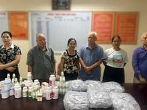 Khám xét nơi ở, nơi làm việc của Hà Quang Phước và Bùi Thị Tiết, công an phát hiện điều bất thường trong 5.772 gói thuốc mang nhãn "ĐÔNG Y GIA TRUYỀN"