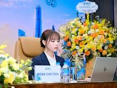 Chữ ký của nữ Chủ tịch xinh đẹp sinh năm 1999 ra sao?