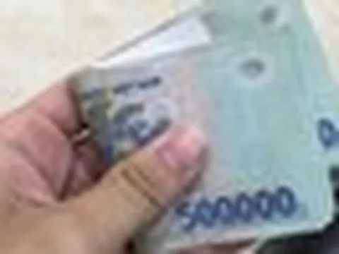Phát hiện cọc tiền buộc dây chun nhiều mệnh giá 500k, 200k… ở đoạn đường không có camera giám sát, Trần Ngọc Hà SN 1992 lập tức tới thẳng trụ sở công an trình báo