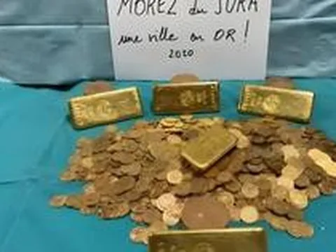 Khám xét ngôi nhà cổ, phát hiện 'kho báu' gồm 1.000 đồng tiền vàng và 5 thỏi vàng giấu trong nhiều ngăn bí mật - giá trị hơn 18 tỷ đồng