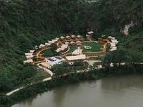 Khu nghỉ dưỡng "kỳ lạ" tựa mình vào dãy núi đá vôi ở Phong Nha: Đường đi bằng tre, nội thất bằng gỗ tái chế, du khách như bước vào vùng đất cổ xưa