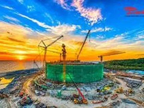 Hai “siêu cẩu” 1.450 tấn cùng nâng khung thép 125 tấn cho nhà hát APEC