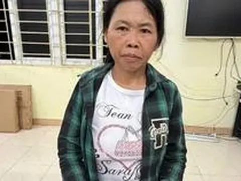 Kiểm tra tủ đựng bát, đĩa trong nhà, công an bắt Sùng Thị Dụ 47 tuổi