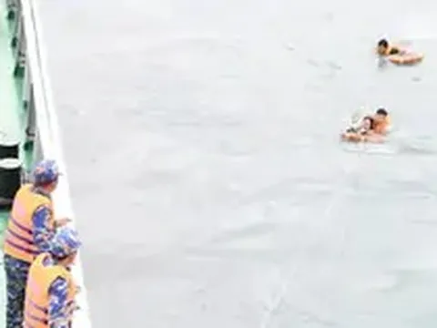 Vụ ba cô gái bị sóng cuốn mất tích: Tụi em bám lấy nhau nhưng sóng lôi ra xa rồi không thấy nhau nữa