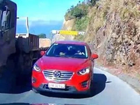 Đề xuất cấm tuyệt đối mượn làn ngược chiều để vượt xe trên Quốc lộ 6