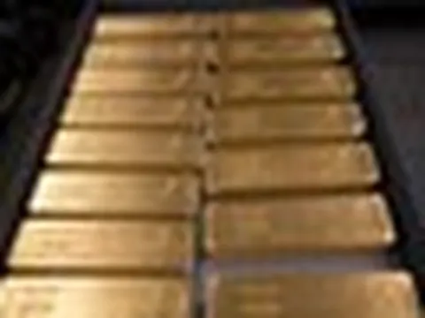 Nhà đầu tư rút 55 tỷ USD tháo lui, giá vàng vẫn "lội ngược dòng" tăng mạnh nhất 6 tháng: Người gom vàng chưa hề rời đi?