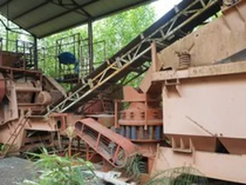 Những cỗ máy tiền tỷ bỏ hoang gần thập kỷ giữa rừng ở Huế