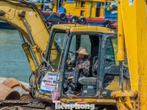 Người lao động vất vả bám trụ mưu sinh giữa trời nắng thiêu đốt