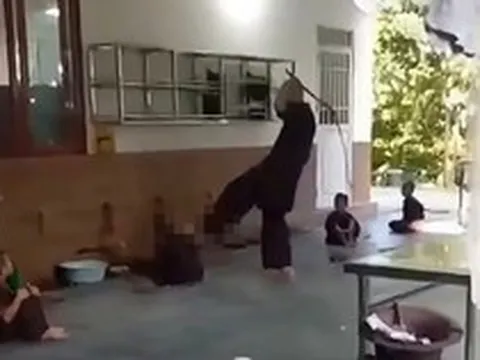 Người đàn ông mặc áo nâu đánh chú tiểu thậm tệ ở Phú Thọ: Hé lộ lai lịch, đã bị công an tạm giữ