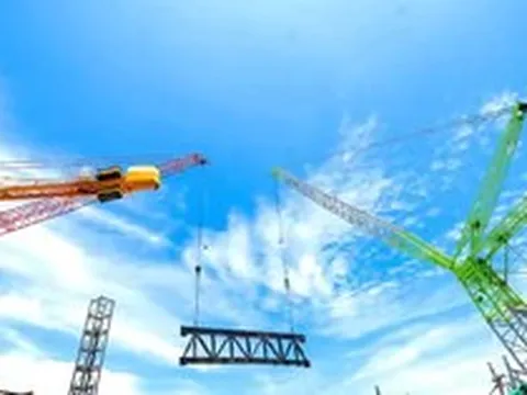 'Siêu cẩu tháp' nâng giàn thép hơn 1.400 tấn lắp mái Nhà hát APEC