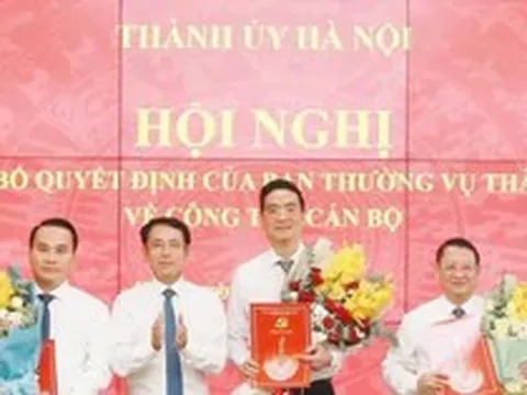 Hà Nội công bố, trao thêm nhiều quyết định về công tác cán bộ