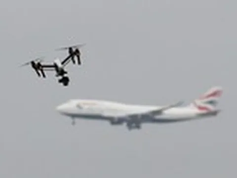 Các nước dựng 'hàng rào' trên không để chặn drone quanh sân bay như thế nào?