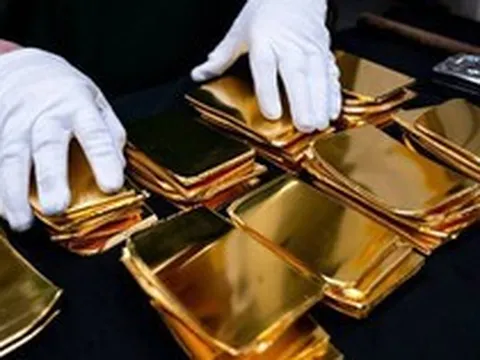Giá vàng vọt lên cao nhất hơn 2 tháng, quỹ khổng lồ tiếp chuỗi "gom" 20 tấn vàng