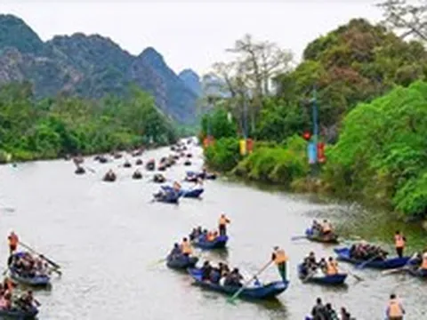 Nhiều người chèo đò chở khách ở Chùa Hương bị lừa 4,4 tỷ đồng xin cấp phép hoạt động