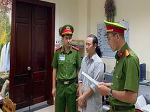 Khám xét cửa hàng giày dép, khởi tố ông chủ Phạm Văn Tân SN 1983