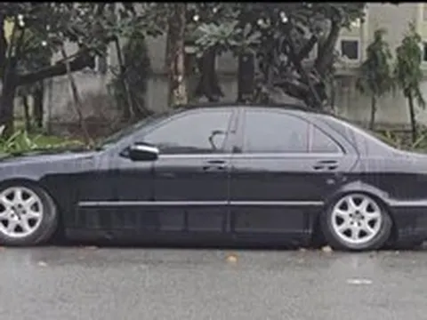 Xác minh ô tô Mercedes biển số 'lộc phát' bị bỏ lại bên đường gần sân bay Tân Sơn Nhất