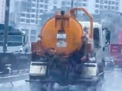 Xe bồn xả nước thải đen kịt xuống đường Vành đai 3, tài xế nói 'do sơ ý'