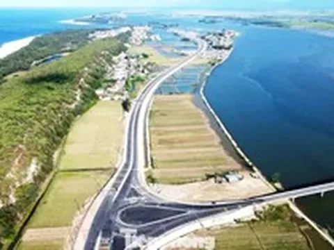 Công trình giao thông lớn nhất ở Huế 'uốn lượn' qua đầm phá, cửa biển