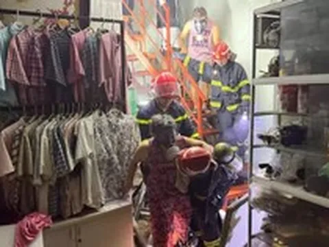 Hà Nội: 4 người kẹt trong đám cháy cửa hàng thời trang