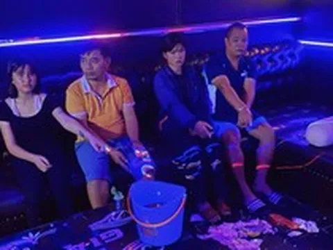 Công an kiểm tra 1 phòng karaoke, bắt Lò Thị Vi và Lò Thị Dương