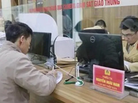 Người đi xe máy, ô tô cảnh giác với tin nhắn giả mạo liên quan giao thông