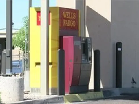 Phát hiện túi bọc chứa hơn 5,3 tỷ đồng tiền mặt bị bỏ lại cạnh cây ATM
