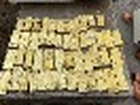 Phát hiện 50 thỏi vàng, hàng trăm đồng xu trị giá 272 tỷ đồng khi đào đất lắp đặt ống thoát nước