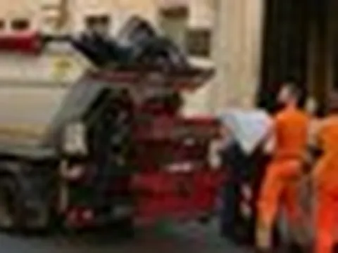 Vô tình vứt tấm vé số trúng độc đắc hơn 3 tỷ đồng vào thùng rác, người phụ nữ đòi lục tung xe chở rác để tìm