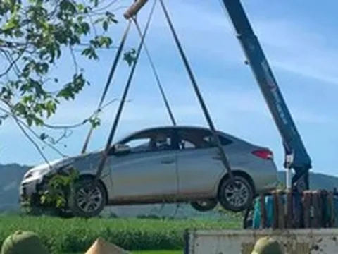 Phát hiện tài xế tử vong trong ô tô dưới ruộng lúa