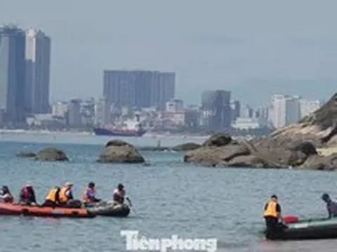 Xuồng, ca nô đổ về biển Đà Nẵng tìm hai nạn nhân bị sóng cuốn ở Mũi Nghê