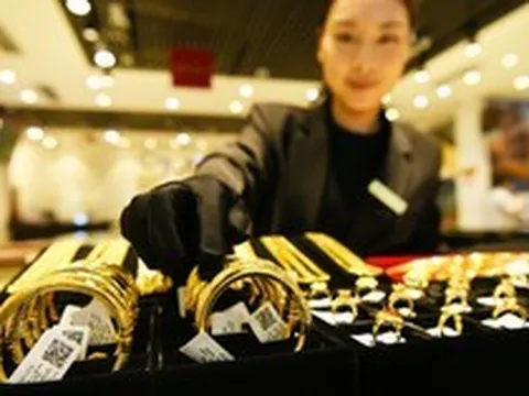 Giá vàng hôm nay 18/8: Tăng mạnh, vượt 4.400 USD/ounce