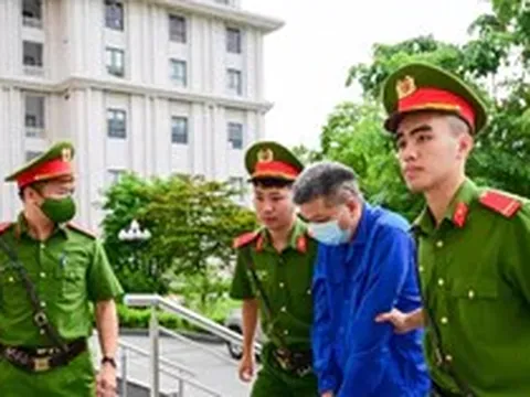 Cảnh sát dẫn giải cựu Thứ trưởng Nguyễn Bá Hoan và đồng phạm đến tòa
