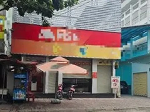 Bảo vệ ngân hàng dùng dây xích đánh đồng nghiệp nhập viện vì đến thay ca trễ